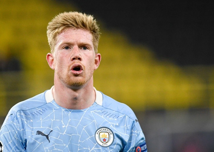 球场失意但！恩德里克红牌停赛看台观战，妻子喂食&美女环绕（赛场失意仍成焦点：恩德里克红牌停赛看台观战，妻子喂食美女相伴）