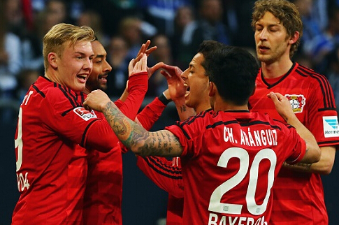 辽宁男篮在CBA杯赛中爆冷输给江苏男篮，外援选择引发争议，球迷对阵容实力和磨合表示不满。