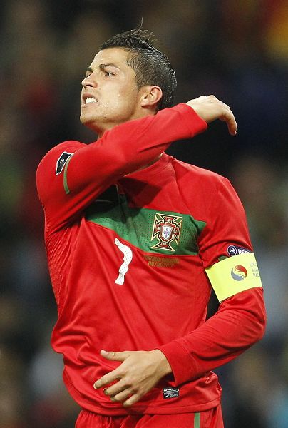 詹姆斯高效29分末节收割比赛，湖人险胜76人迎关键胜利