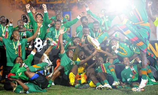 曼联前锋齐尔克泽面临转会，俱乐部对其持开放态度，但仍在培养塞斯科，寻求锋线补充，转会市场激烈争夺中。